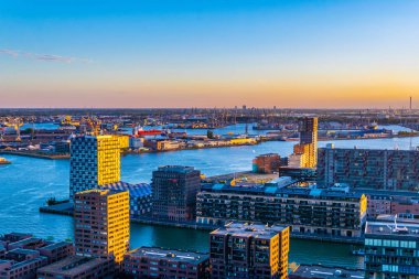 Rotterdam Limanı'nın gün batımı havadan görünümü, Hollanda