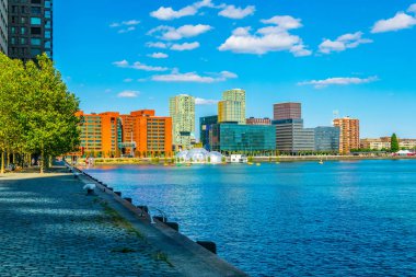 Gökdelenler ve yüzen pavyon ile Rotterdam Silueti,