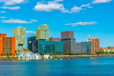 Gökdelenler ve yüzen pavyon ile Rotterdam Silueti,