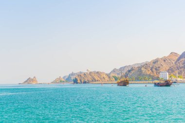 bir çift dhows - geleneksel Arap gemileri - Muscat bir tepe, Umman üzerinde bir çatal hakim Muttrah bölümünden denize gidiyor.