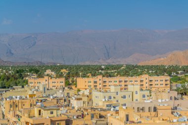 Umman'daki yerel kalenin tepesinden alınan Nizwa kasabasının havadan görünümü.