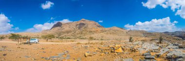 Umman'da Hacer dağlarında Jebel Shams'a giden yolda 4wd araba.