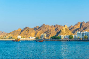 bir çift dhows - geleneksel Arap gemileri - Muscat bir tepe, Umman üzerinde bir çatal hakim Muttrah bölümünden denize gidiyor.
