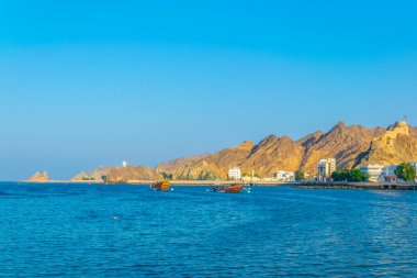 bir çift dhows - geleneksel Arap gemileri - Muscat bir tepe, Umman üzerinde bir çatal hakim Muttrah bölümünden denize gidiyor.