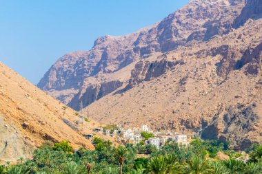 Umman Wadi Tiwi bir palmiye ormanı ile çevrili bir köyün havadan görünümü.