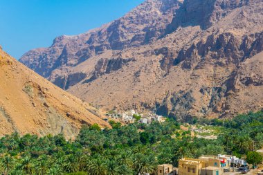 Umman Wadi Tiwi bir palmiye ormanı ile çevrili bir köyün havadan görünümü.