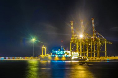 Muttrah limanının gece manzarası, Muscat, Umman.