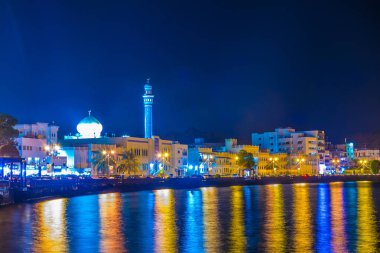 Muttrah limanının gece manzarası, Muscat, Umman.