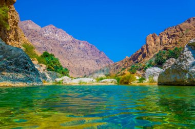 Umman Wadi Tiwi turqoise su ile Lagün.