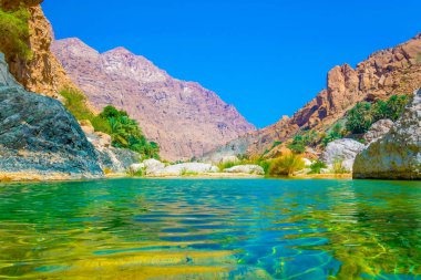 Umman Wadi Tiwi turqoise su ile Lagün.