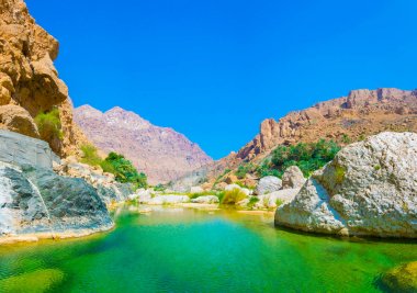 Umman Wadi Tiwi turqoise su ile Lagün.