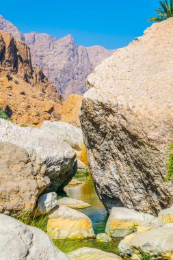 Umman Wadi Tiwi turqoise su ile Lagün.