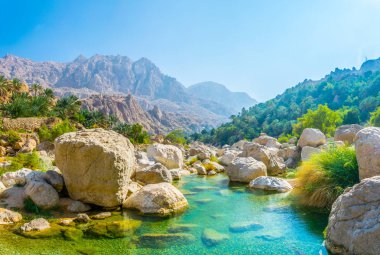 Umman Wadi Tiwi turqoise su ile Lagün.