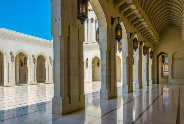 Muscat, Umman 'daki Sultan Qaboos Büyük Camii. 
