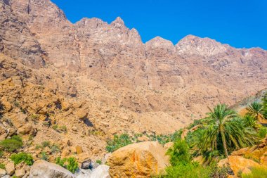 Umman'daki Wadi Tiwi'nin dik yamaçları.