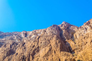 Umman'daki Wadi Şab'ın dik yamaçları.
