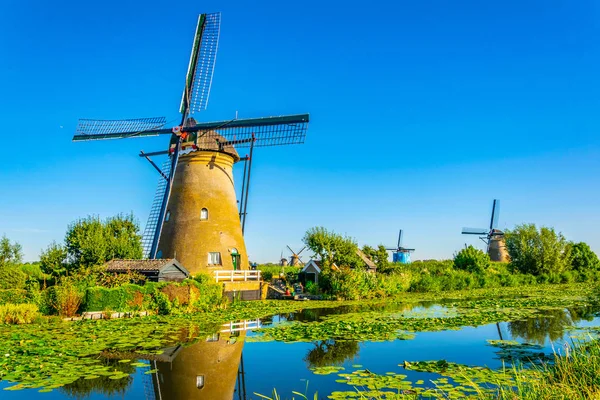 Wiatraki Kinderdijk oglądane w słoneczny letni dzień, Rotterdam, — Zdjęcie stockowe