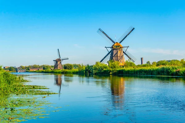 Moinhos de vento Kinderdijk vistos durante o dia ensolarado de verão, Rotterdam , — Fotografia de Stock