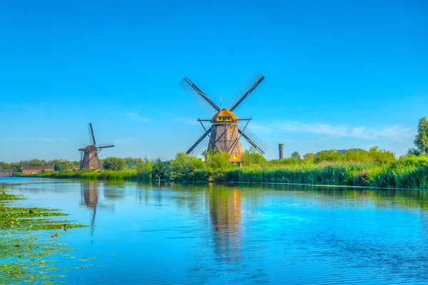 Moinhos de vento Kinderdijk vistos durante o dia ensolarado de verão, Rotterdam , — Fotografia de Stock