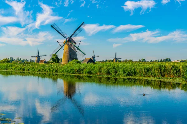 Kincir angin Kinderdijk dilihat selama musim panas yang cerah, Rotterdam , — Stok Foto