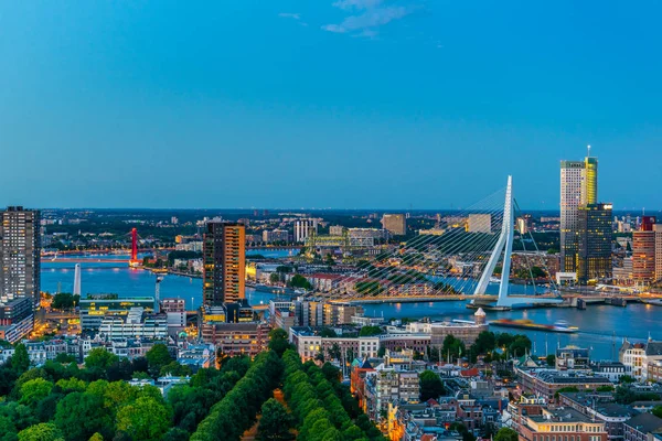 Erasmus köprüsünün gün batımı havadan görünümü ve Rotterdam silueti, N — Stok fotoğraf