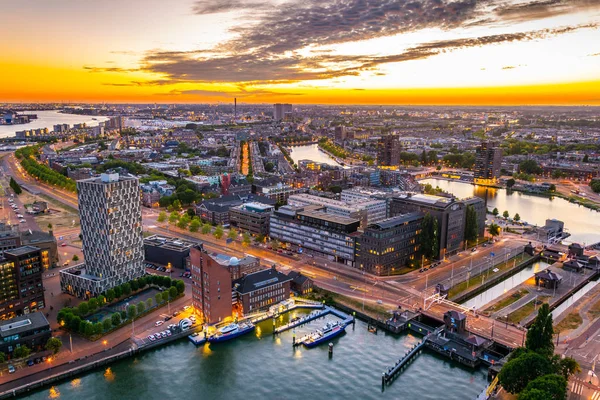 Nacht luchtfoto van de haven van Rotterdam, Nederland — Stockfoto