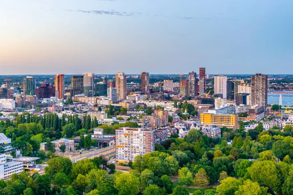 Zonsondergang luchtfoto van de skyline van Rotterdam, Nederland — Stockfoto