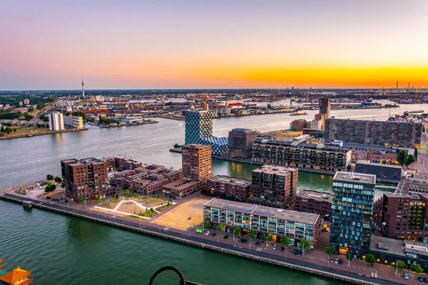 Zonsondergang luchtfoto van de haven van Rotterdam, Nederland — Stockfoto