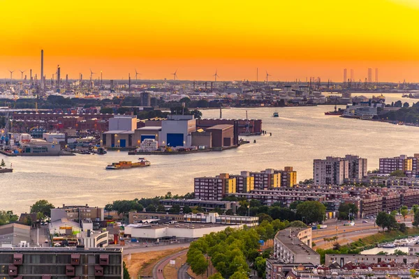 Zachód słońca widok na port w Rotterdamie, Holandia — Zdjęcie stockowe