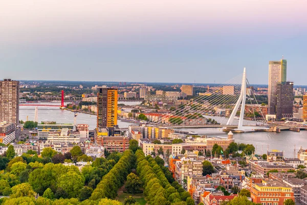 Zonsondergang luchtfoto van Erasmus brug en skyline van Rotterdam, N — Stockfoto