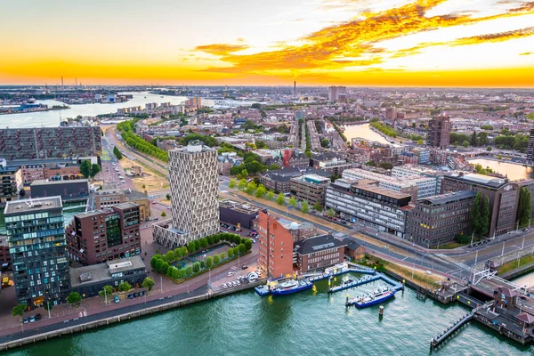 Vista aérea al atardecer del Puerto de Rotterdam, Países Bajos — Foto de Stock
