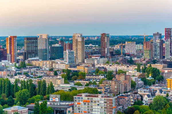 Vista aérea do pôr do sol do horizonte de Roterdão, Países Baixos — Fotografia de Stock