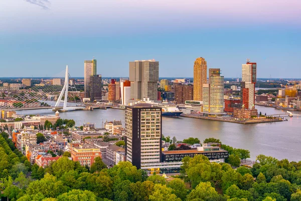 Erasmus köprüsünün gün batımı havadan görünümü ve Rotterdam silueti, N — Stok fotoğraf