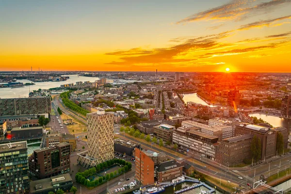 Tramonto vista aerea del porto di Rotterdam, Paesi Bassi — Foto Stock