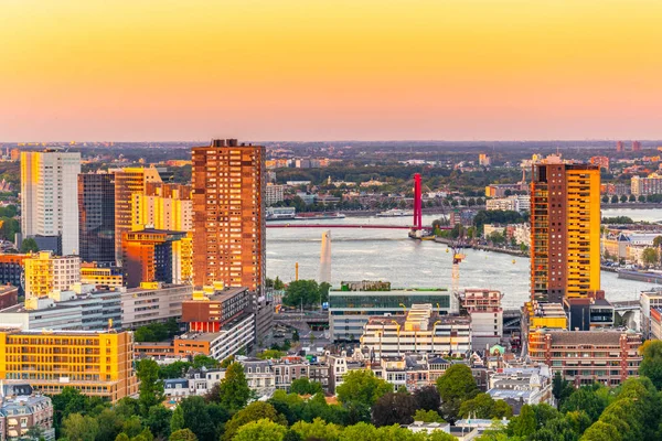 Erasmus köprüsünün gün batımı havadan görünümü ve Rotterdam silueti, N — Stok fotoğraf