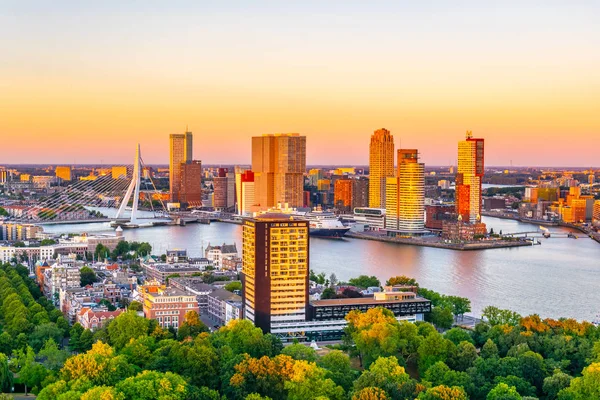 Zonsondergang luchtfoto van Erasmus brug en skyline van Rotterdam, N — Stockfoto