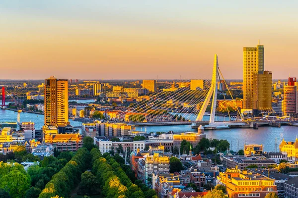 Tramonto vista aerea del ponte Erasmus e skyline di Rotterdam, N — Foto Stock