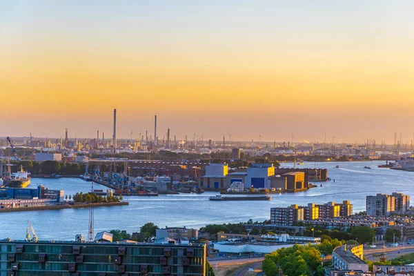 Zonsondergang luchtfoto van de haven van Rotterdam, Nederland — Stockfoto