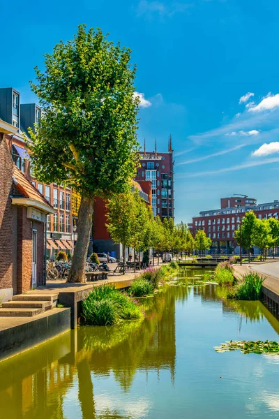 Vista de un canal en el centro de Breda, Países Bajos — Foto de Stock