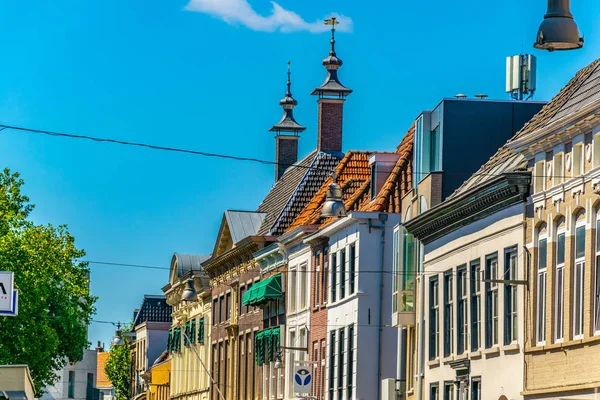 Facciate classiche di case a Breda, Paesi Bassi — Foto Stock