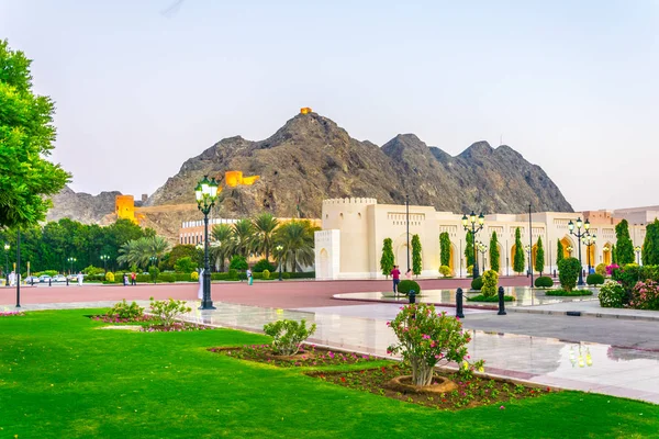 Torre de vigia com vista para o palácio Aal Alam e a praça adjacente na cidade velha de Muscat, Omã . — Fotografia de Stock