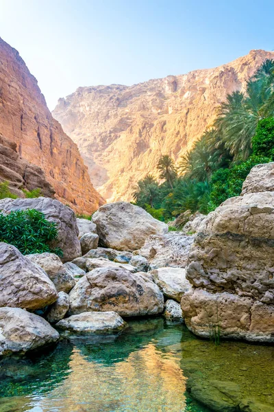 Wadi Shab en Omán es un lugar popular para los visitantes que quieren nadar libremente en un remoto oasis . —  Fotos de Stock