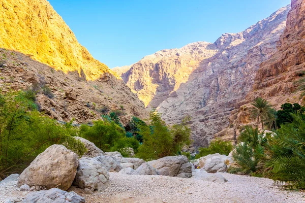 Wadi Shab en Omán es un lugar popular para los visitantes que quieren nadar libremente en un remoto oasis . —  Fotos de Stock