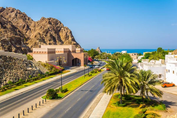 Vista aérea da estrada Al Bahri que liga a cidade velha de Mascate com o porto de Muttrah em Omã . — Fotografia de Stock