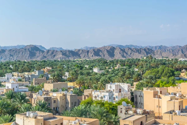 Vista aérea de la ciudad de Nizwa tomada desde la cima de la fortaleza local en Omán . — Foto de Stock