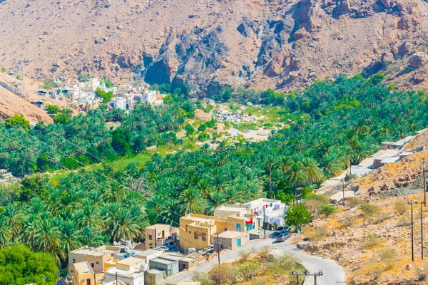 Vista aérea de un pueblo rodeado por un bosque de palmeras en el Wadi Tiwi en Omán . —  Fotos de Stock