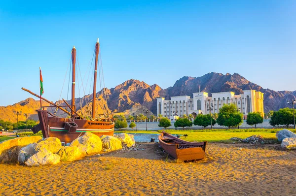 Barco Sohar famoso do marinheiro Omani Ahmed bin Majid na Al Bustan Roundabout em Mascate Omã — Fotografia de Stock
