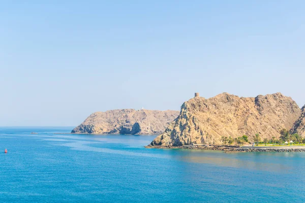 Muttrah Coast Landscape at Kalbuh Park in Muscat, Omã . — Fotografia de Stock