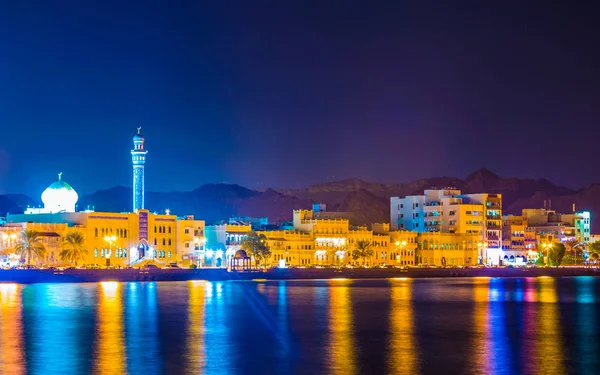 Nattvy över Muttrahs hamn, Muscat, Oman. — Stockfoto