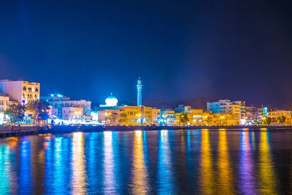 Vista nocturna del puerto de Muttrah, Mascate, Omán . — Foto de Stock